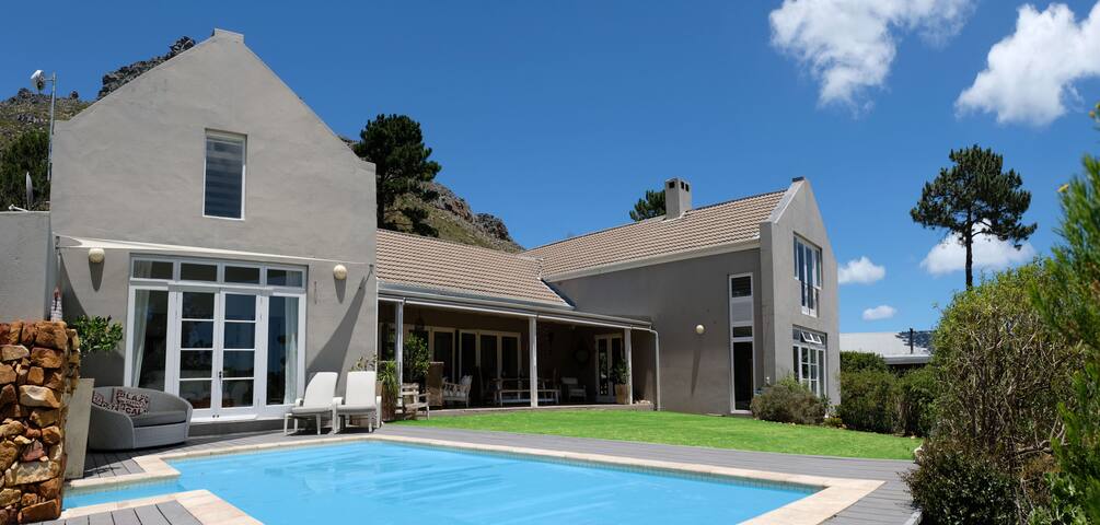 Gorgeous Designer Home in Beautiful Estate gallery image 4