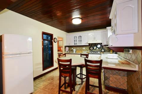 Apartment independent, equipped, attached garage.