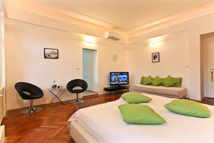 Best view +P +StrictCentre 5* Apt