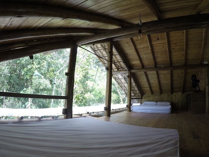 夹层，配有双人床、衣柜、独立照明和大窗户。安装移动窗帘之前的照片，形成两间卧室。