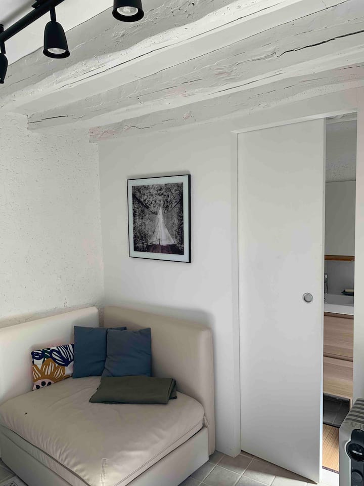 Eneo la kukaa lenye benchi ambalo linafunguka kwa ajili ya kitanda kidogo. 