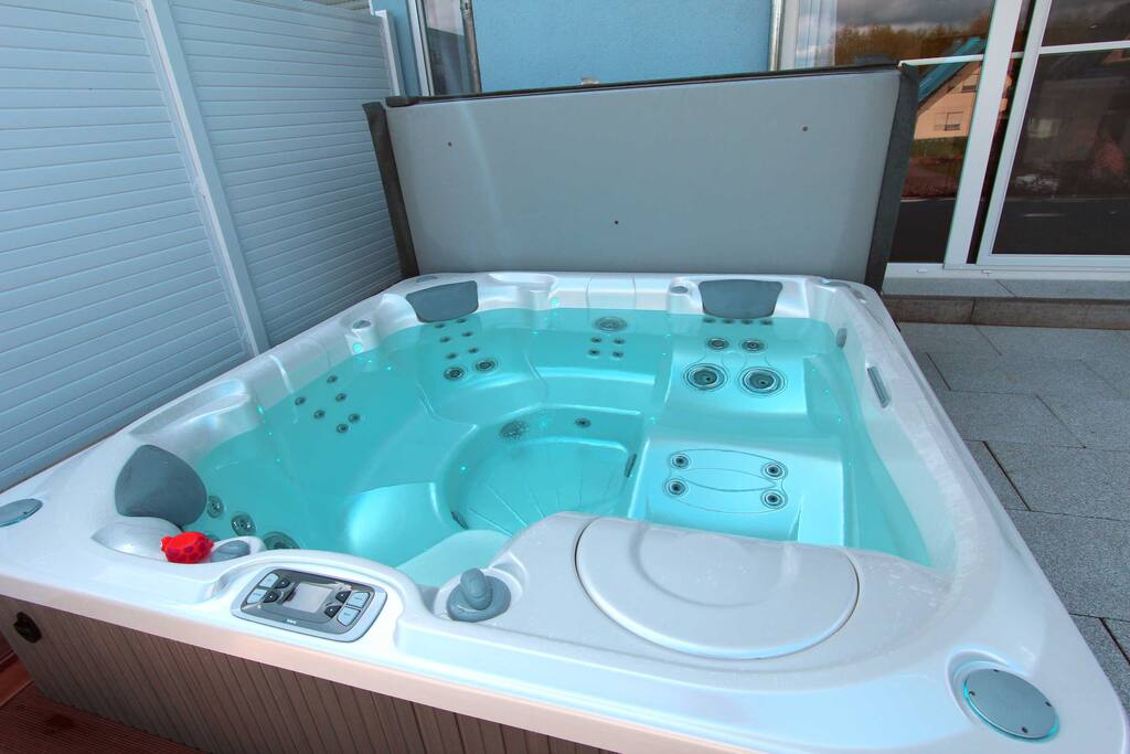 Eigener Außenwhirlpool (ganzjährig 38 °C)