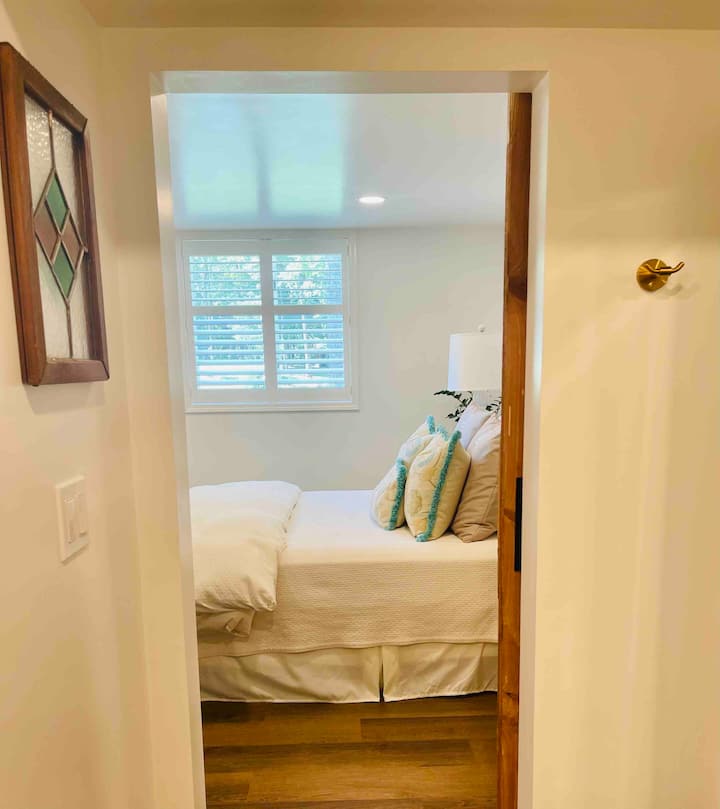 Vista del dormitorio principal desde el baño principal privado. 