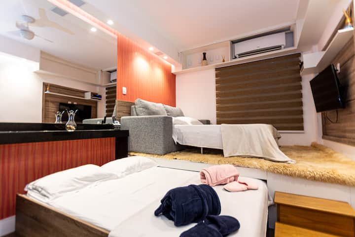 เตียงคู่บนล้อขนาดใหญ่ (ขนาด 600 กก.) ความสว่างที่น่าประทับใจในการดึงและดันเตียงใต้กระดาน ที่นอนมาตรฐานระดับโรงแรม 5 ดาวพร้อมสปริงคู่และถุง คุณจะสังเกตเห็นความสะดวกสบาย จำกัด 300 กก. (150 กก. ต่อคน)