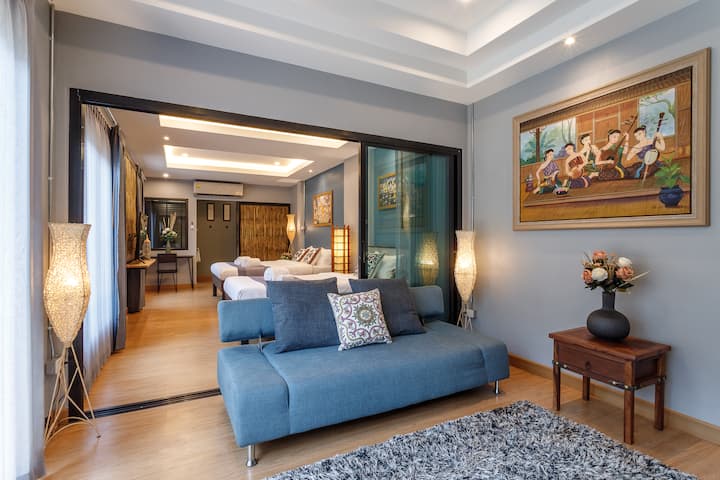 En entrant dans votre chambre sur votre gauche, il y a une télévision intelligente et un petit réfrigérateur et sur la droite un canapé-lit. La chambre est divisée en deux parties, un salon et un coin nuit.