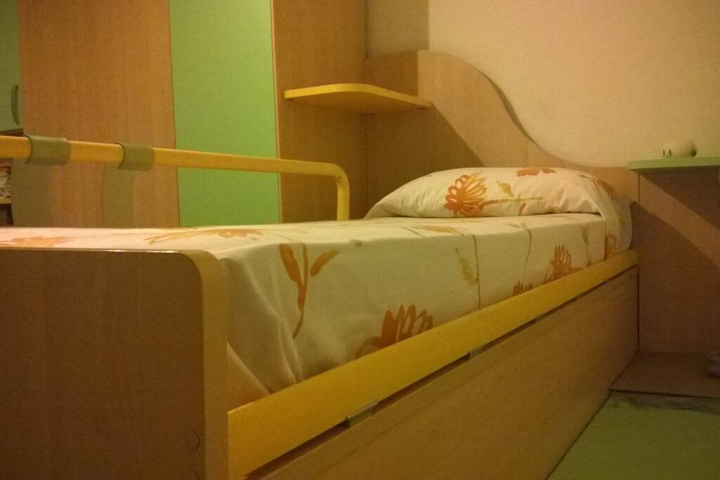il secondo letto e' comodo con una facile scala a gradini (ripiani).C'e'una mensola con abatjour e presa elettrica