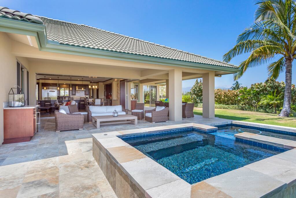 Pool and Spa with seating for your whole group!