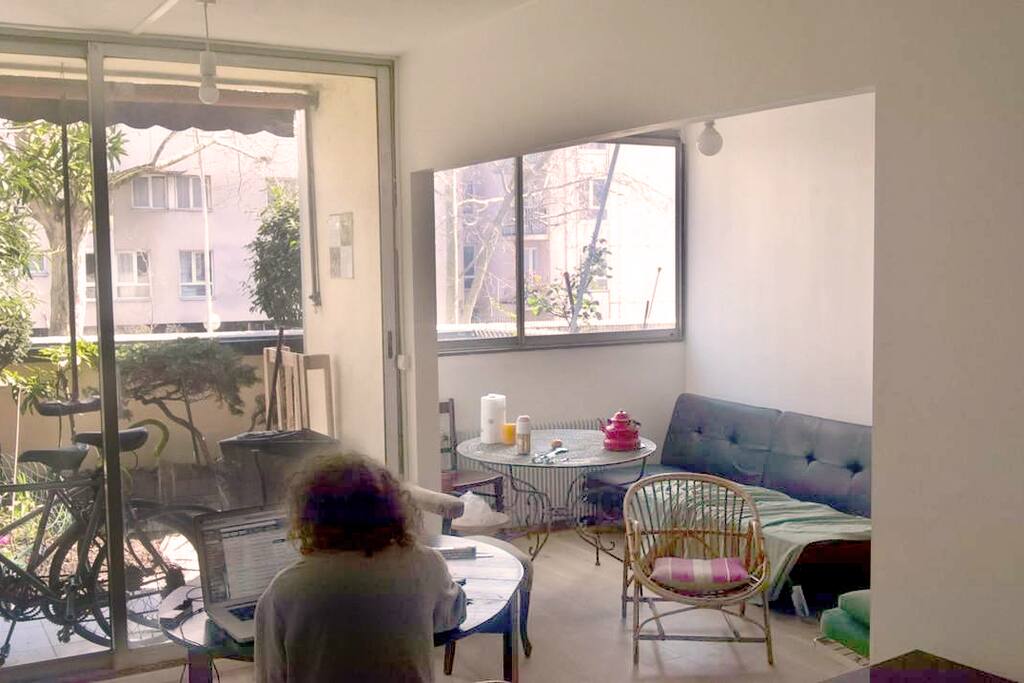 Double Salon, deux canapés, deux tables, très lumineux.