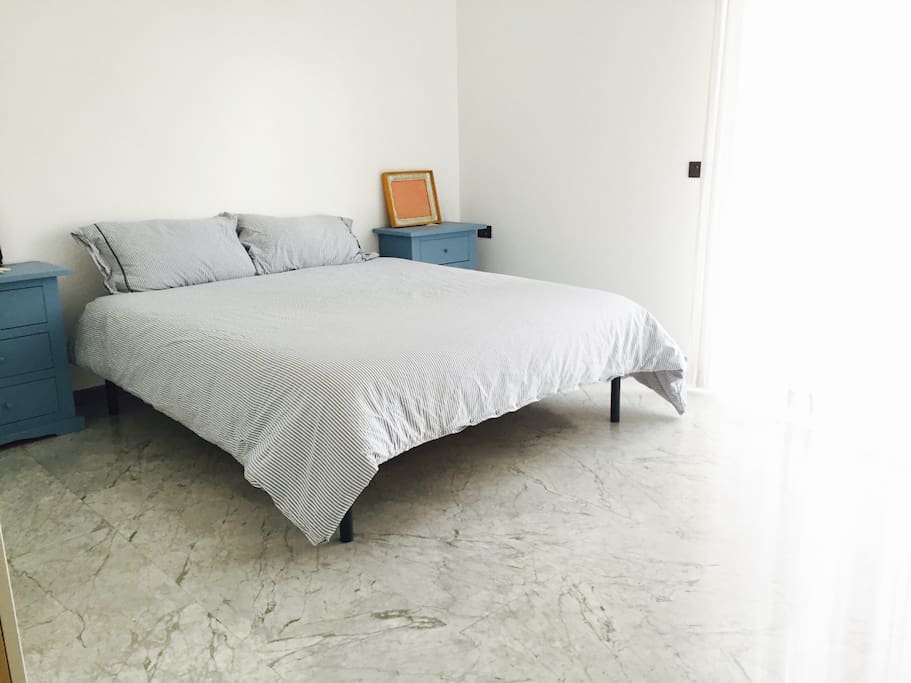 La camera da letto principale, ampia, silenziosa e luminosa
