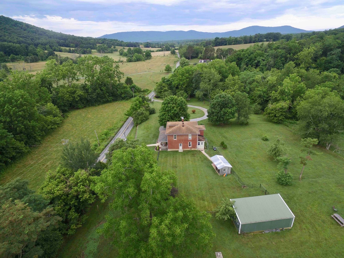 Blue Ridge Parkway4 bdFirepitViewsFarmstay Houses for Rent in