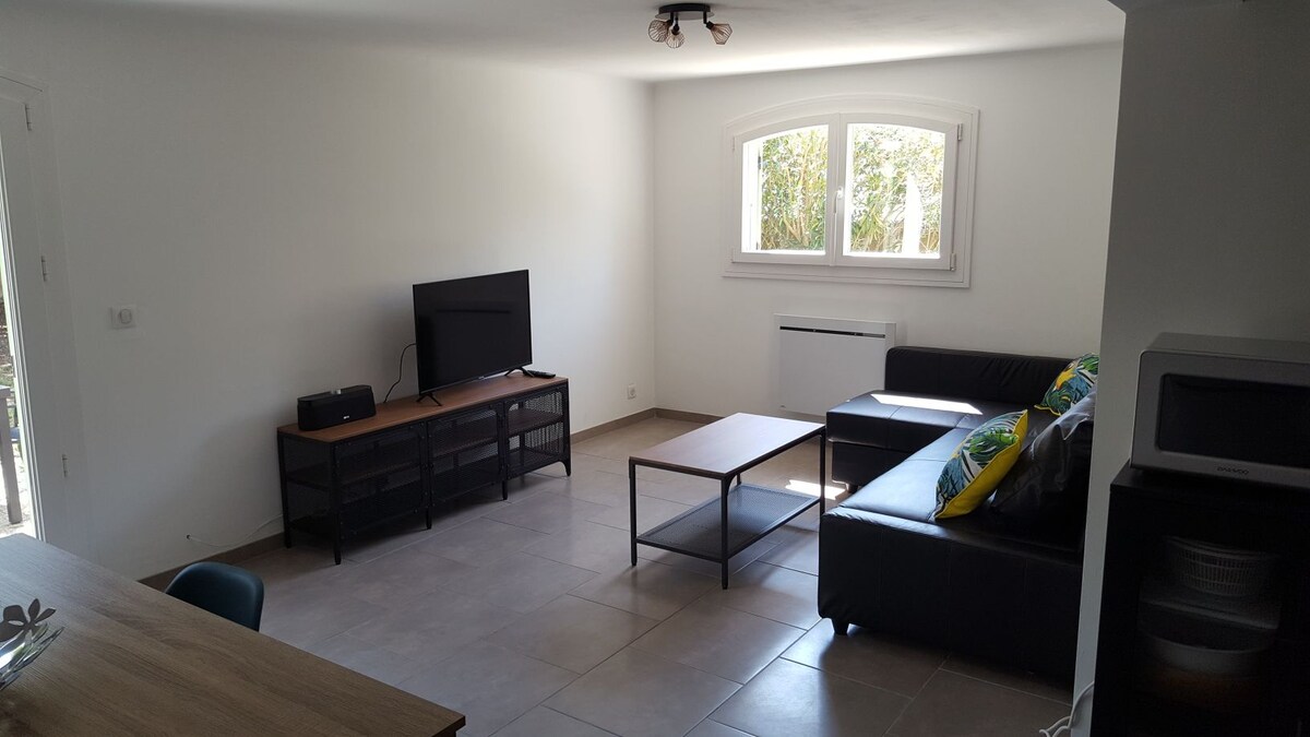 Obývačka otvorená do jedálne a kuchyne
Obývačka 38 m2