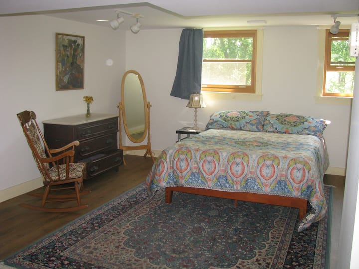 Quarto de 300 pés quadrados mais cozinha e banheira, cama nova!