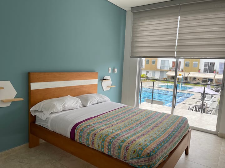 Alcoba principal avec lit double balcon pour profiter de la table et quatre fauteuils peuvent être retirés  avec vue sur la piscine et télévision de 42 pouces avec Netflix et DVD player (sans télécommande) certains films inclus s'il vous plaît respecter.