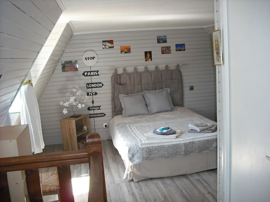 Votre chambre à l'étage avec salle de bain à côté