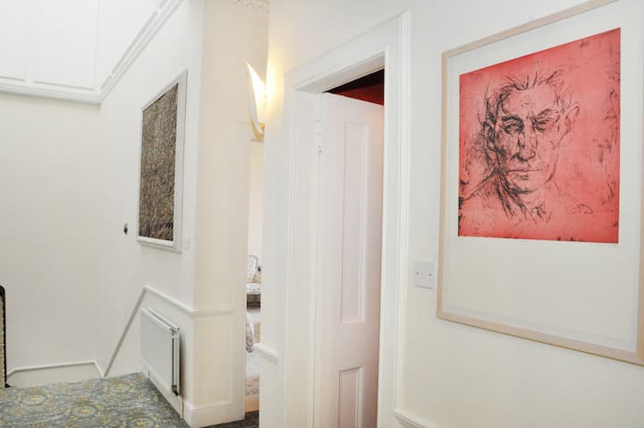 Elegant, Central, Six Bed Townhouse fast Wifi