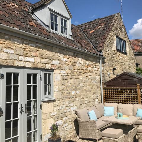 Stables - village charm, fresh air & near Bath