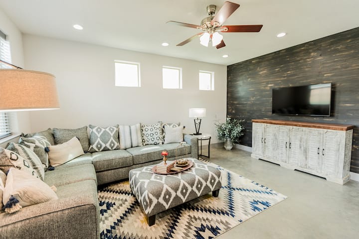 Cozy Quiet Bungalow - The Woodlands, TX