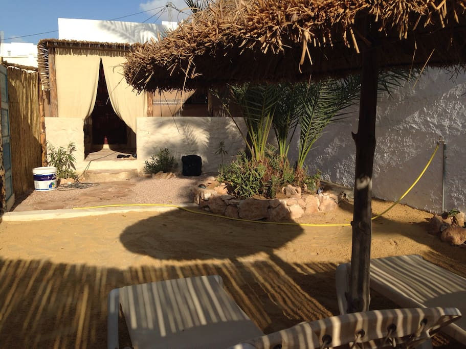 Petit jardin avec sa terrasse et ses transats privés. Fermé par portail privé.