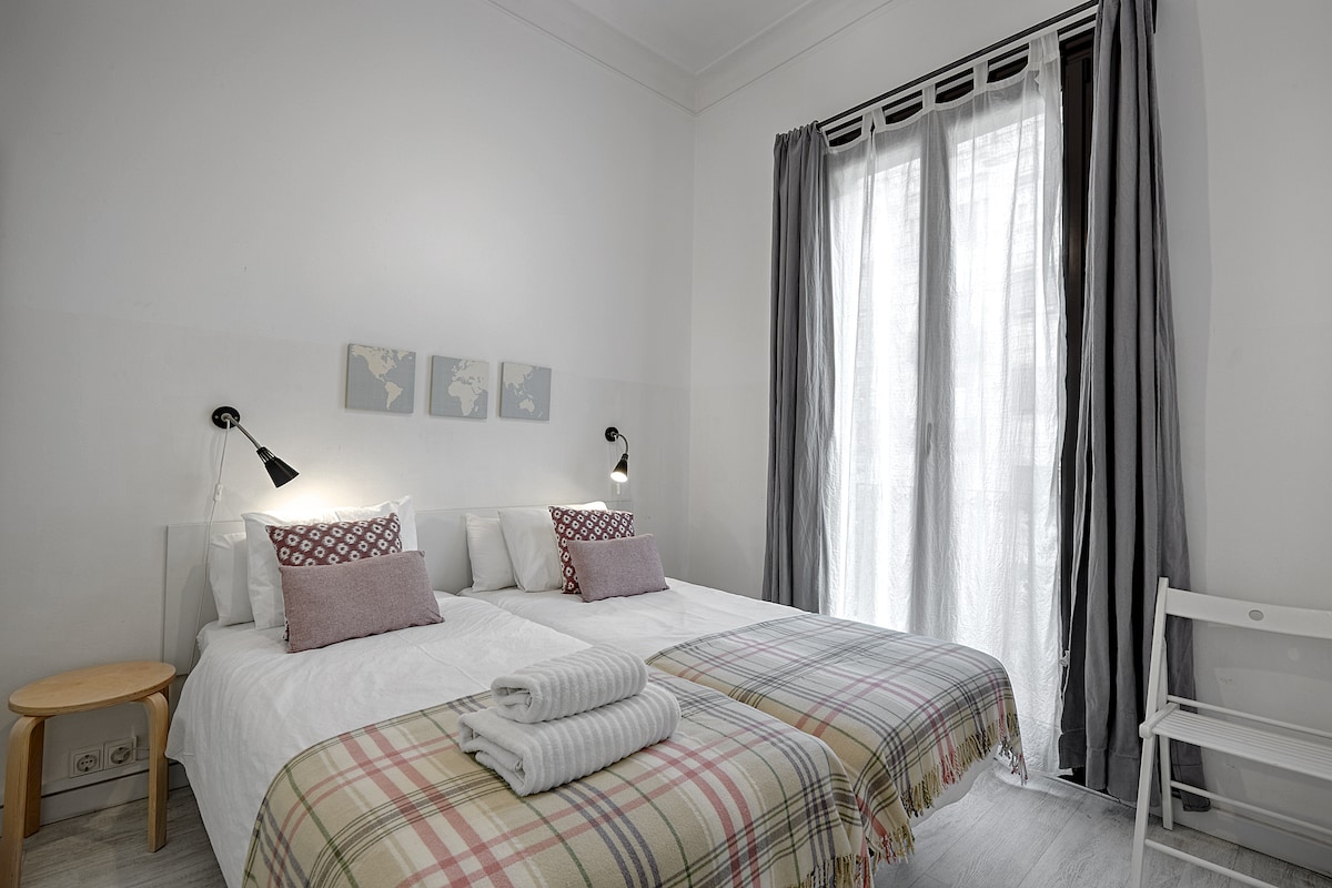 Dormitorio doble con balcón con vistas a la calle