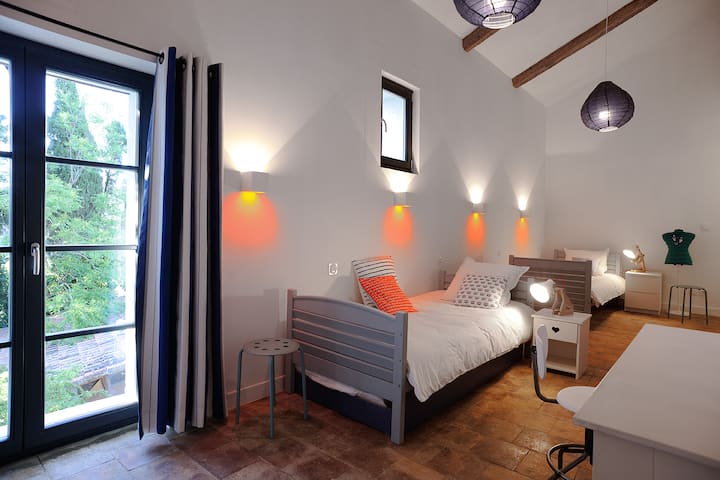 Dreibett-Kinder-Schlafzimmer 8