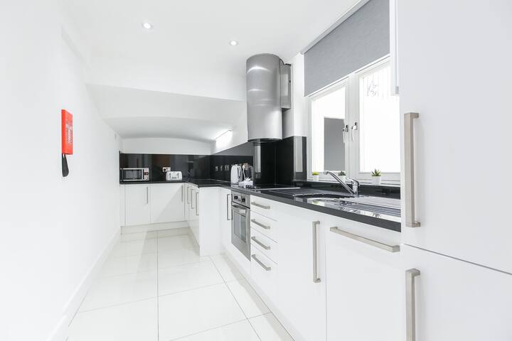 Luxe Two bed serviced apartment with A/C & Lift gallery image 5