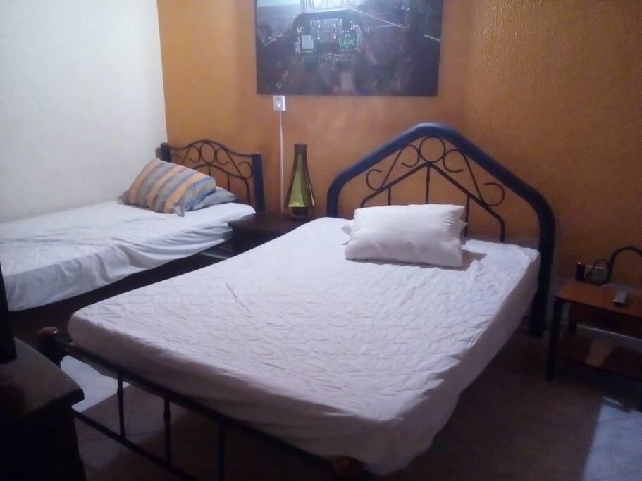 Hay closets en las tres habitaciones