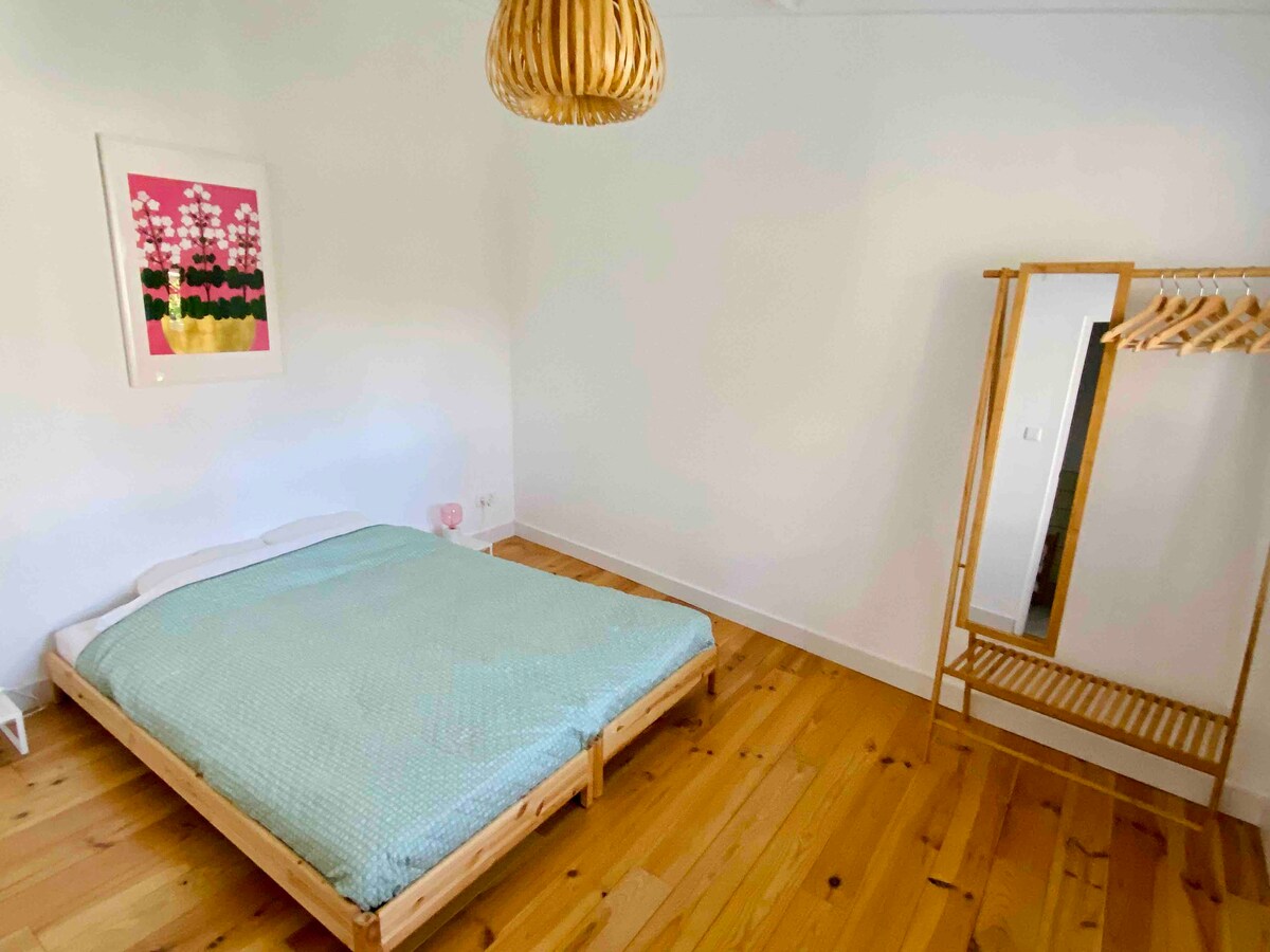 Krevat dopio "queen" ose mund të ndahet në dy teke