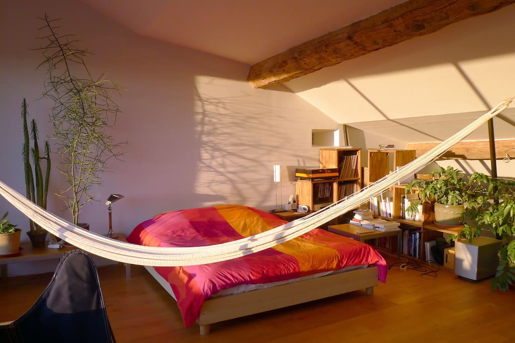Sur la mezzanine, le grand lit de 160 cm et le hamac