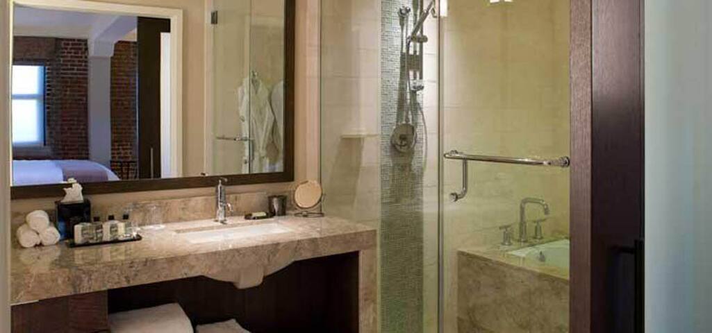 Luxury Bay View 2 bedroom suite with hotel service gallery image 5