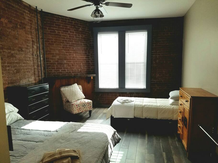 bedroom with Queen size bed and single bed