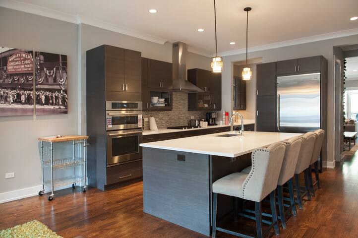 Luxury 4 bedroom steps from Wrigley gallery image 3