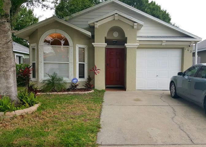 Cozy and clean garden home. 20 minutes to Disney.