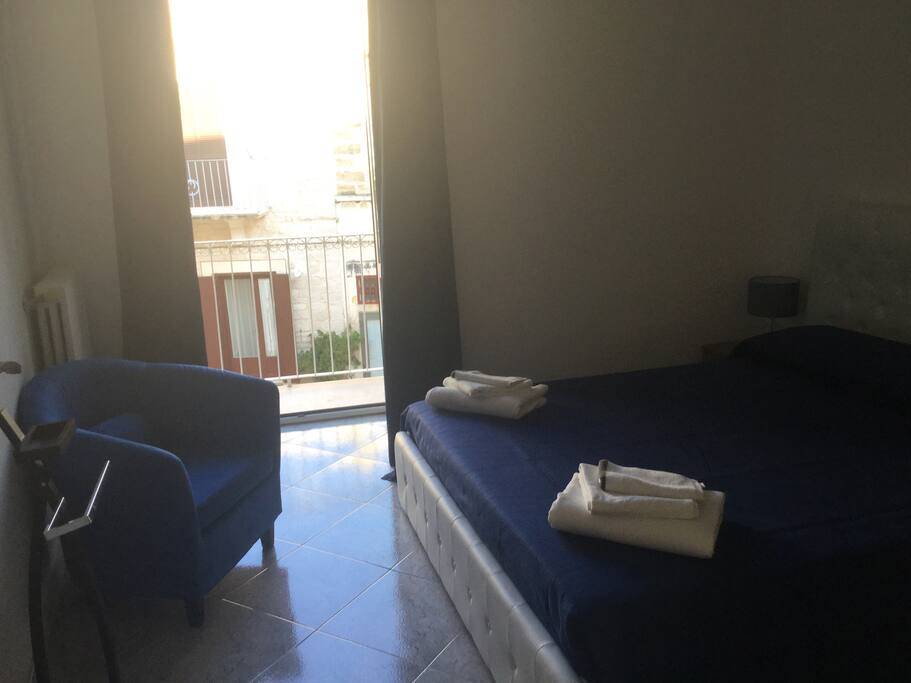 È la camera da letto e anch'essa con balcone sulla piazza