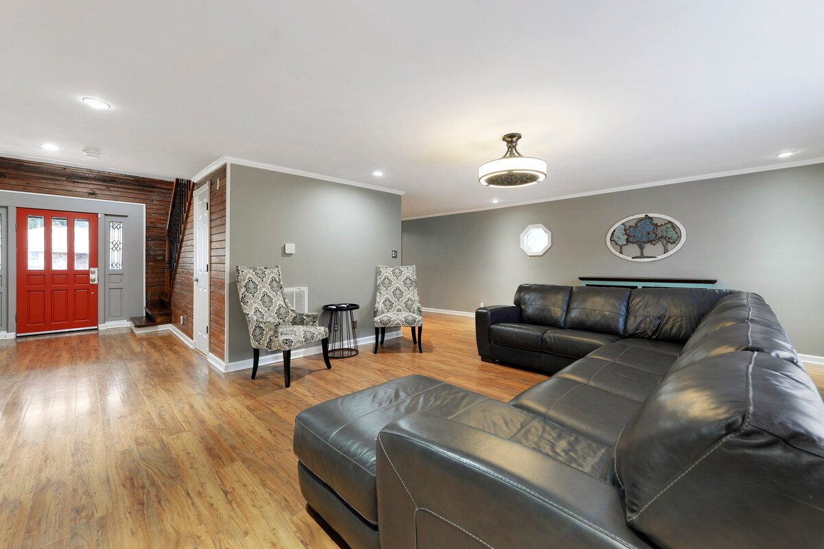 Obývačka s množstvom prirodzeného svetla