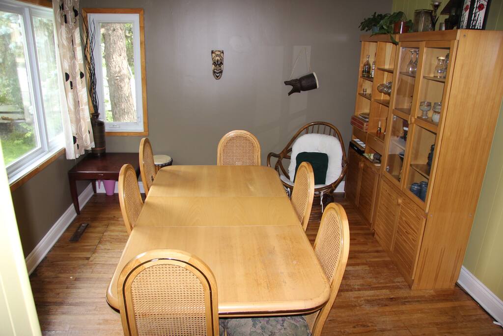Ground floor : Dining room, kitchen, master bedroom and baby room - Au premier plancher : salle à dîner, cuisine, chambre des maîtres et chambre de bébé