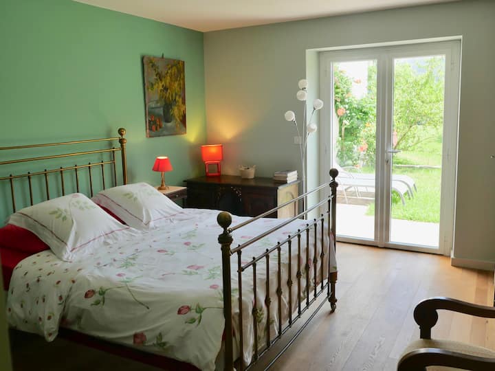 סוויטה ראשית - חדר רחצה. גישה ישירה למרפסת, קומת קרקע.