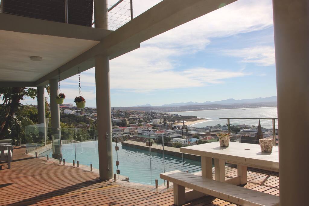 The swimming pool with the magnificent view!