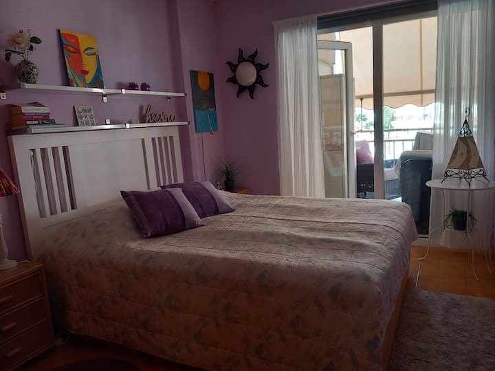 ห้องนอนพร้อมเตียงขนาดคิงไซส์ 160 เซนติเมตร