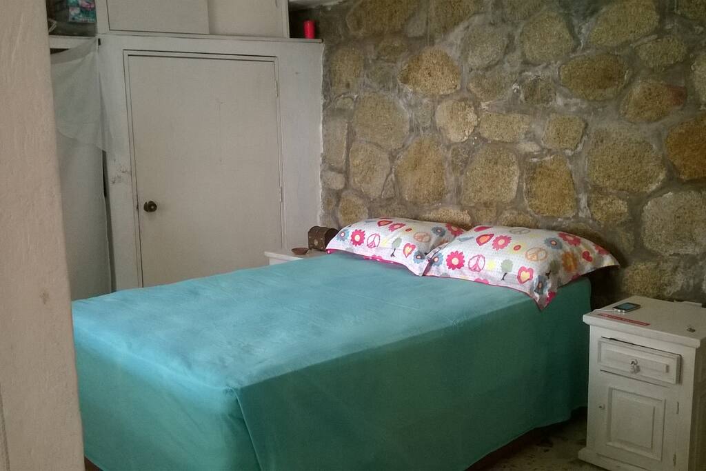 Habitación privada con baño común, cuando reservan 2 personas