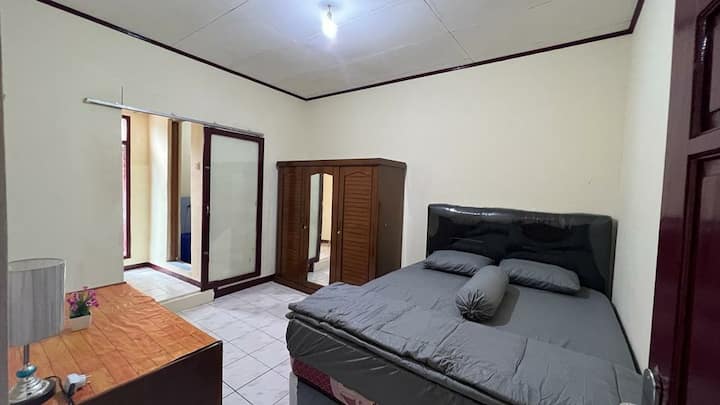 მთავარი საძინებელი
არის ცალკე სააბაზანო