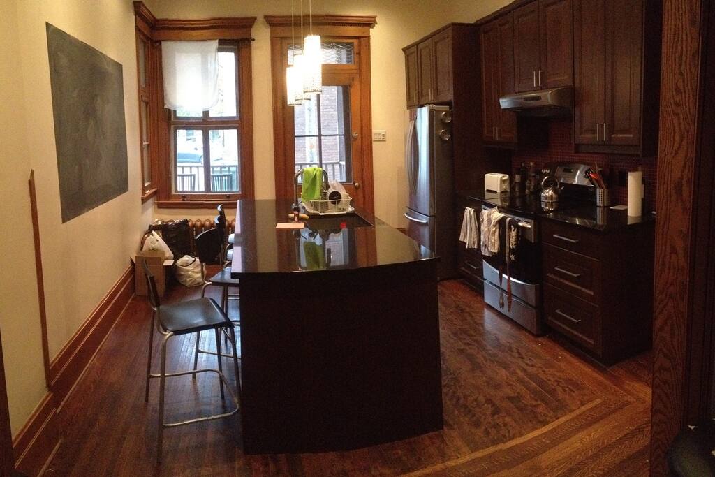 Notre cuisine, avec des espaces de rangement dans le frigo et les placards. The best kitchen ever!