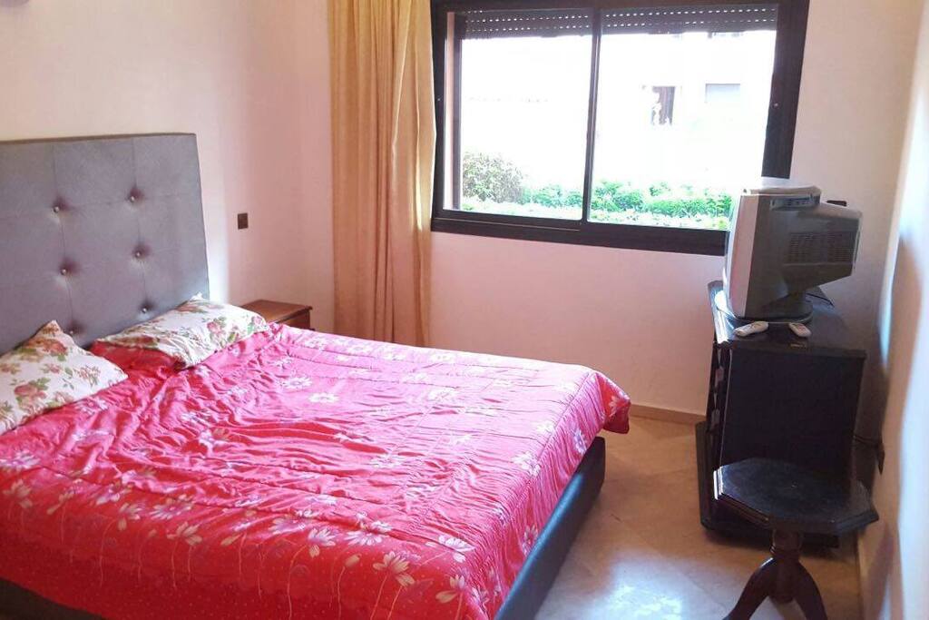 Chambre a couché avec lit deux place et de larges espaces de rangment