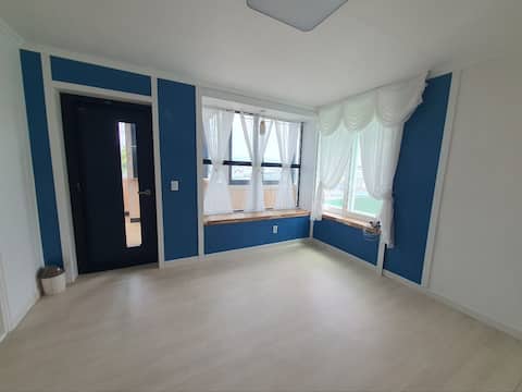 Starlight Gangneung # 3 rooms (Queen 1, Single 2) # 5-minute walk from Gangneung Station # Indoor and outdoor terrace # Pets allowed