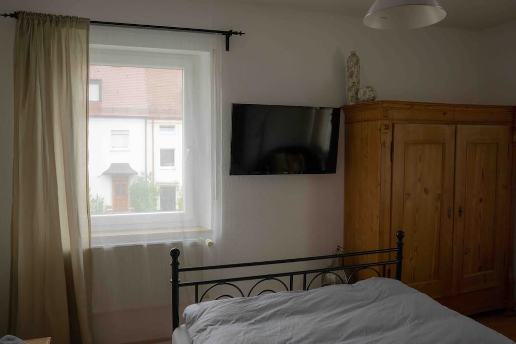 Vom Bett aus kannst du deine Lieblingsserie auf dem Smart-TV genießen oder die öffentlich-rechtlichen über DVBT-2 sehen.