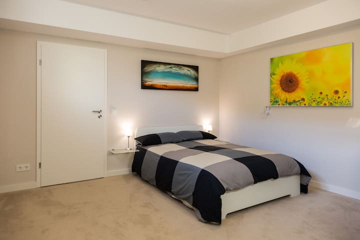 Modernes Zimmer, eig. Eingang/Bad