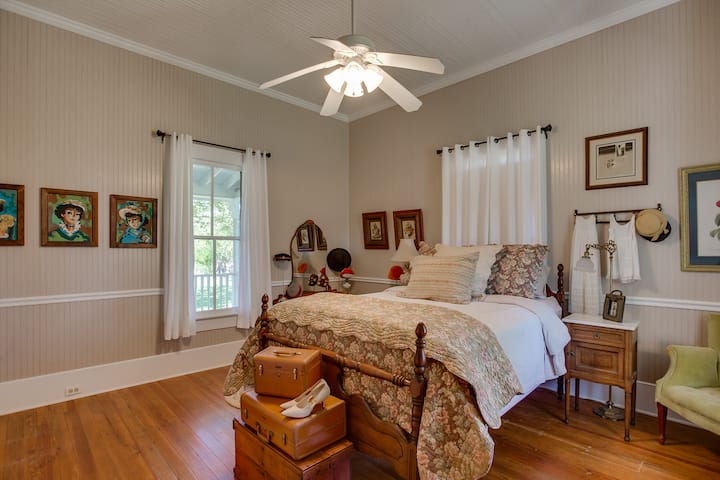 Dhoma e dytë e gjumit është e mobiluar me kapele dhe këpucë të gjyshes sime.   Ajo ishte "Gjyshja" ime e dashur.