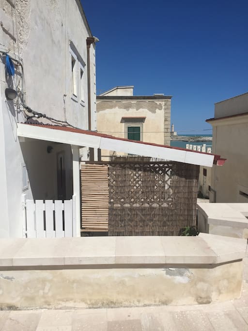 Veranda esterna con cancelletto in legno dove è' possibile fare colazione, pranzare e cenare....alle spalle il FARO di VIESTE