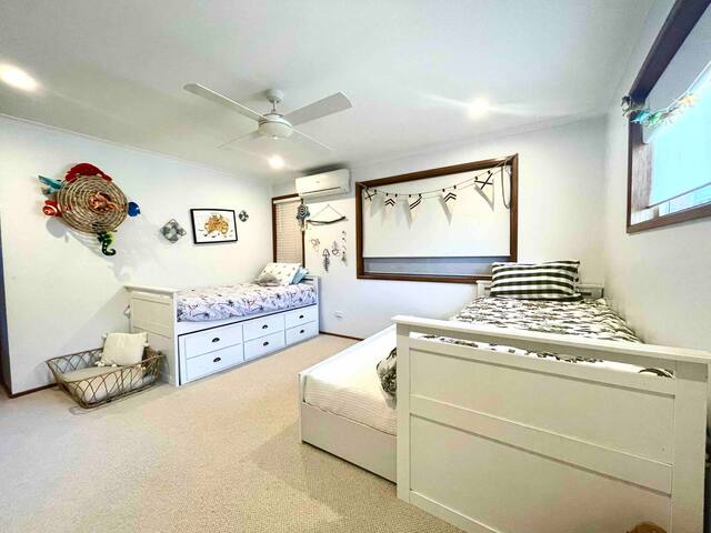 “River Palm” Spacious, private, riverside retreat. gallery image 5