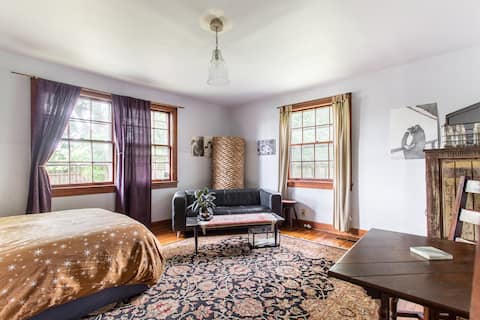 Popular Airbnb listing: Quiet corner in East Nashville in East Nashville
