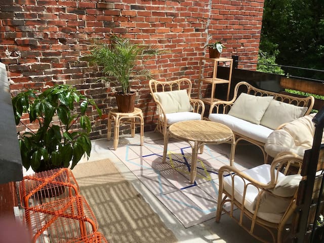 Bright & cozy flat with a large bedroom & terrace